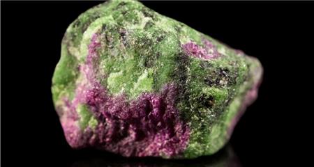 ویژگی و خواص سنگ زوئیزیت (Zoisite) چیست ؟